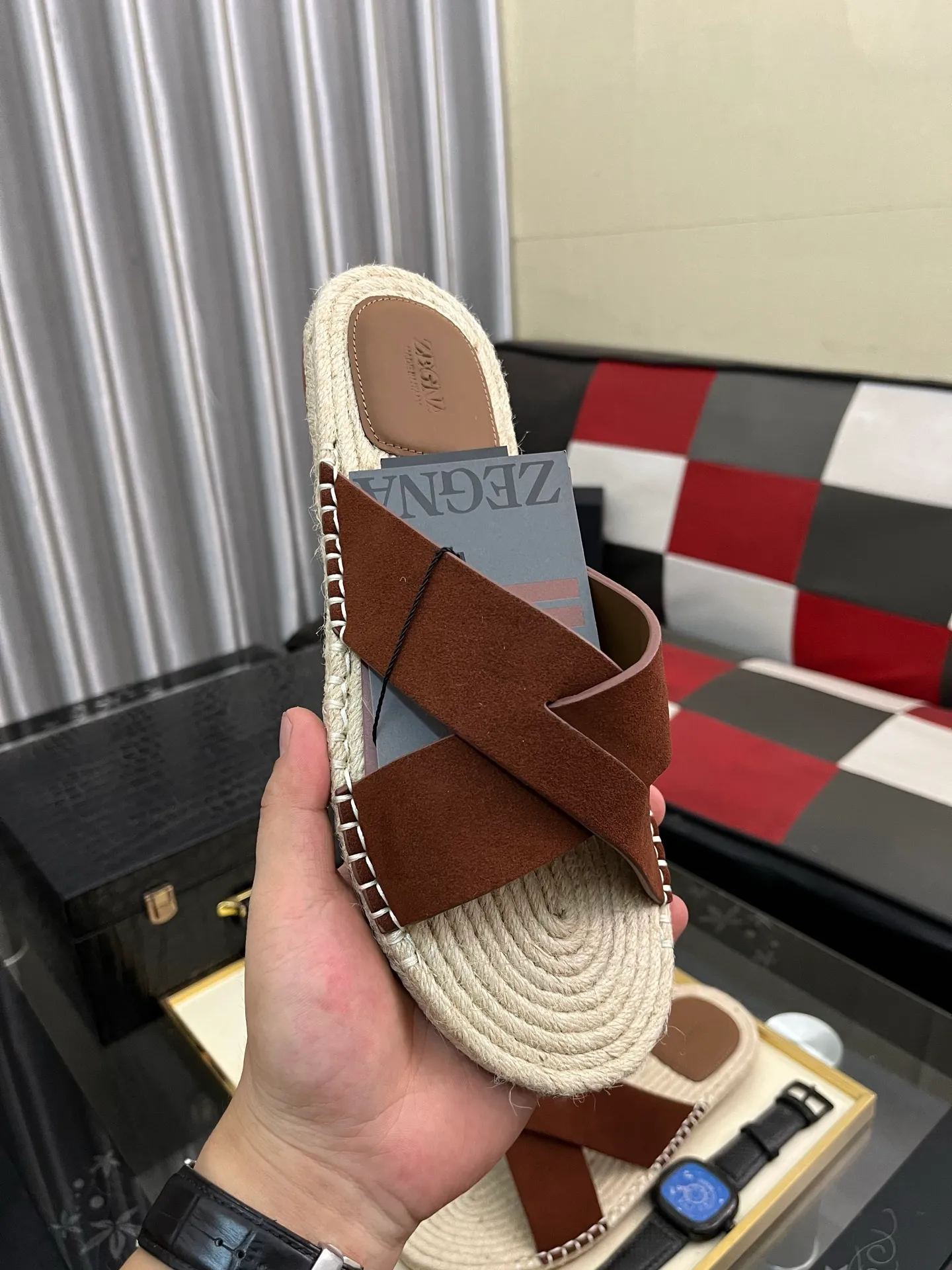 Men's shoes 💰320⌚️⌚️《HERMES》Hermès 💁♂️Men's casual slippers, compare the quality at the counter🧚🏿♂️ The upper layer has a stone pattern with clear texture, showing high-end, high-end, comfortable to wear and versatile. Purely hand-pulled, raw rubber breathable outsole, breathable and comfortable lambskin lining, 100% comfortable density, original rubber outsole wear-resistant code number 38-44. Can be customized 45-46-47